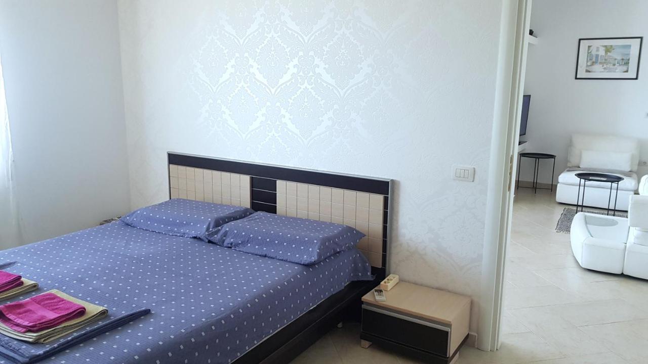 M&I Beach Apartment With Sea View Дуррес Экстерьер фото