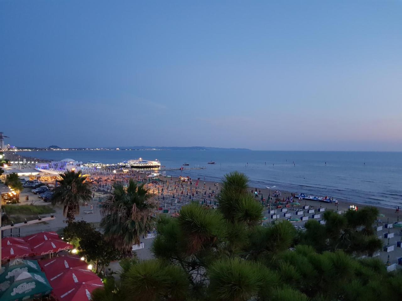 M&I Beach Apartment With Sea View Дуррес Экстерьер фото